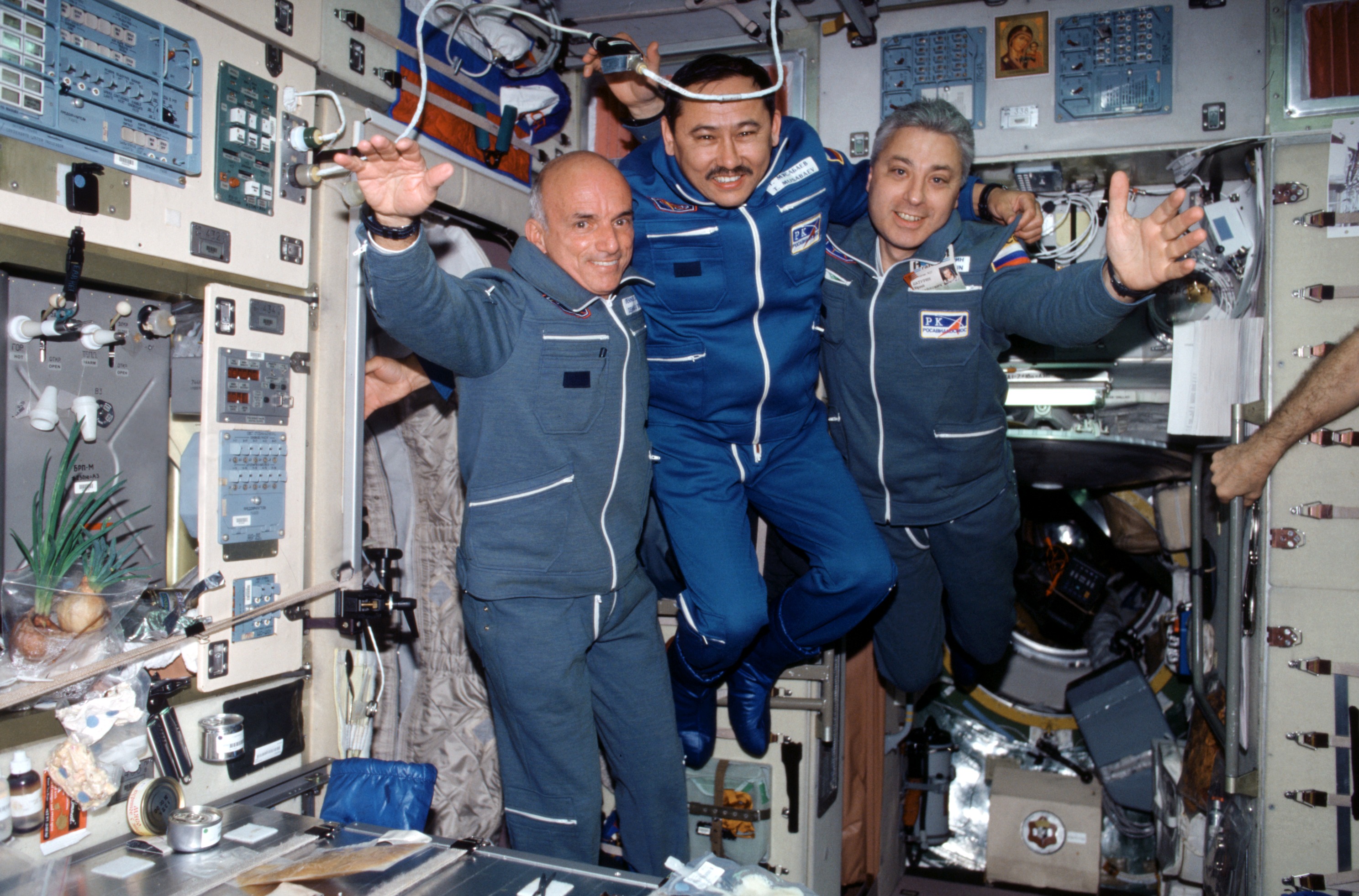 Кто был самым первым в космосе. Деннис Тито космический турист. Первый турист в космосе Деннис Тито.