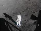 Нил Армстронг на површината на Месечината снимен со 16-милиметарска камера од прозорецот на лунарниот модул