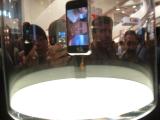 Присутните на Macworld во јануари имаа можност одблиску да го видат iPhone. Уредот беше поставен во холот пред конференциската сала, но заштитен со сигурносно стакло