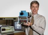 Инженерот на Кодак, Стивен Сасон, ја држи првата изработена дигитална камера што токму тој ја дизајнирал