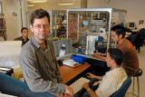 Силвен Мартел во лабораторијата за нанороботика при Политехничката школа во Монтреал