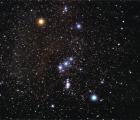 Бетелгес (Betelgeuse) е црвената ѕвезда во горниот лев дел од сликата. Таа се наоѓа во соѕвездието Орион и е суперџин од спектрална класа M.