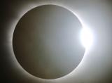 Типичниот дијамантски прстен при целосно затемнување на Сонцето
