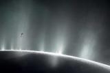 Гејзерите кои се извишуваат од површината на Енцелад 