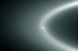 Сатурновата месечина Енцелад во прстенот Е