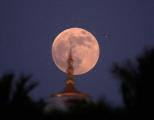 Полната Месечина веќе обоена во нијанса на портокалово снимена над Абу Даби
