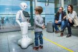Човеколик робот во зградата на аеродромот во Минхен