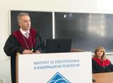 Димитар Ташковски, деканот на ФЕИТ, им посакува добредојде на новите студенти