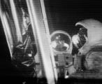 Армстронг и Олдрин до скалите на месечевиот модул, на тлото на Месечината