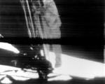 Нил Армстронг зачекорува на тлото на Месечината