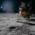 Нил Армстронг поставува научни инструменти на површината на Месечината