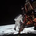 Едвин Баз Олдрин се симнува по скалите на месечевиот модул