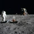 Баз Олдрин до сеизмометарот поставен на Месечината