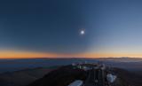 Моментот на целосното затемнување на Сонцето на небото и опсерваторијата Ла Сила на Земјата