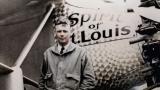 Чарлс Линдберг пред авионот Духот на Сент Луис