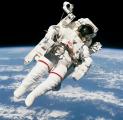 Брус Меккендлес за време на првата слободна вселенска прошетка
