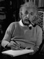 Алберт Ајнштајн снимен во работната соба во неговиот дом