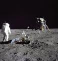 Поставување научна опрема на површината на Месечината