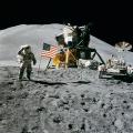 Џејмс Ервин пред лендерот Фалкон и месечевиот ровер 