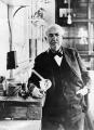 Томас Едисон со неговиот прв успешен модел на сијалица