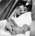Среќната мајка со првото американско дете од епрувета