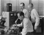 Вилијам Шокли, Валтер Братејн и Џон Бардин во просториите на Бел лабораторијата