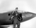 Чарлс Јегер пред авионот Bell X-1, кого го нарече Гламурозната Гленис (Glamorous Glennis), според името на неговата сопруга