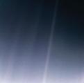 Земјата 'фатена' во сноп сончева светлина, фотографирана од сондата Војаџер