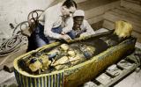 Хауард Картер над саркофагот на Тутанкамон