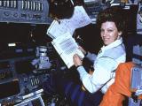 Ајлин Колинс зад пилотските контроли на спејс-шатлот
