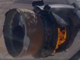 Фотографија од запалениот десен мотор на авионот Боинг 777 направена од патничката кабина во воздух