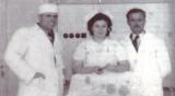 Д-р Панче Караѓозов (лево), Иванка Јовева (мед. сестра) и Стефан Стефановски (хирург помошник), фотографирани непосредно по ослободувањето (фото: Гласило на Лекарската комора на Македонија)
