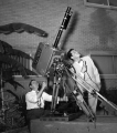 Камерманот опремен со  објектив од компанијата Zoomar ја снима месечината во 60-тите години