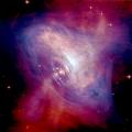 Слика на маглината Рак добиена со комбинација на податоците добиени од вселенските опсерватории Хабл и Чандра