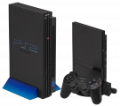 Лево: Оригинален PlayStation 2 со вертикален држач Десно: Slimline PlayStation 2 со вертикален држач, мемориска картичка од 8 MB и контролер DualShock 2 (2000)