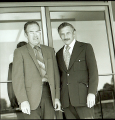 Роберт Нојс (десно) заедно Гордон Мур (лево), двајцата основачи на компанијата Интел