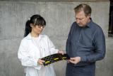 Истражувачите со нивната иновација – структурната батерија произведена во Композитната лабораторија на универзитетот Чалмерс