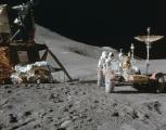 Џејмс Ирвин на површината на Месечината. Пред него, до месечевиот модул Сокол, стои распакуваниот ровер.Слика 6: Џејмс Ирвин на повшината на Месечината. Пред него, до месечевиот модул Сокол, стои распакуваниот ровер.
