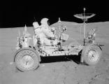 Командантот на мисијата Дејвид Скот управува со роверот при втората прошетка по Месечината