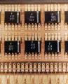 Слика 1: Дел од плочката за процесорот на компјутерот – NOR кола сместени во интегрирани чипови.