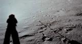 Слика 1: Сенките на астронаутот, на камењата и на антената од опремата навидум се со различна насока.