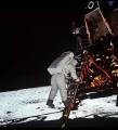 Слика 7: Фотографија од Олдрин, во сенка од Лунарниот модул.