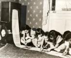 Деца читаат весник доставен преку радио во 1938 година