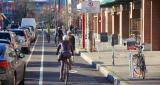 Добро обмислена велосипедска инфраструктура значи повеќе велосипеди на улиците. Фоторазгледница од Ванкувер, Канада