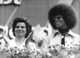 Валентина Терешкова и Анџела Дејвис на Младискиот фестивал во источен Берлин 1973 година
