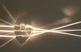 Овие три светлински зраци што минуваат низ конвексна леќа можат визуелно да покажат како леќата ја манипулира светлината