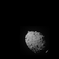 Астероидната месечина Диморф, видена низ окото на вселенското летало DART 11 секунди пред ударот. 