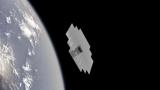 Уметничка визија на целосно отворениот сателит BlueWalker 3 во земјината орбита