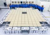 Целосно распосланата антена на BlueWalker 3 во лабораториите на Земјата