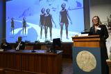 Претседателката на Нобеловиот комитет за физиологија и медицина Ана Ведел, го претставува откритието направено од шведскиот научник Сванте Паабо